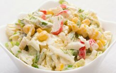Салат из пекинской капусты с сыром и крабовыми палочками