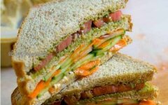 Двухэтажный сэндвич с помидорами и хумусом