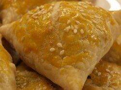 Постная самса с тыквой из слоеного теста