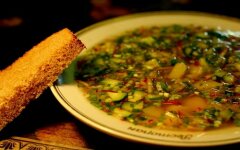 Окрошка с ревенем, морковью и редисом