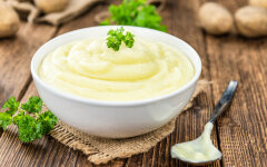 Картофельное пюре на молоке со сметаной и зеленью