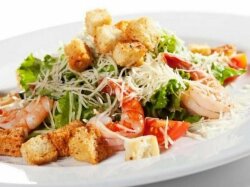 Салат «Цезарь» с маринованными креветками по-королевски