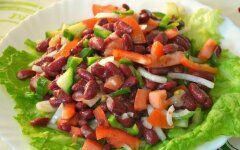 Салат с фасолью, говядиной и орехами