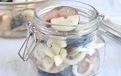 Маринованная скумбрия с репчатым луком в банке