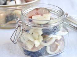 Маринованная скумбрия с репчатым луком в банке