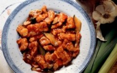 Свиной окорок с вермутом и розовым перцем