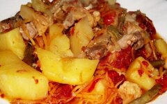 Ароматное овощное рагу с мясом в казане