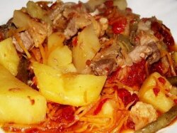 Ароматное овощное рагу с мясом в казане