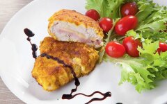 Кордон блю из куриного филе, ветчины и сыра