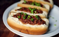 Домашние хот-доги с фаршем и моцареллой