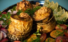 Рулетики из скумбрии с морковью, луком и орехами