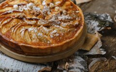 Быстрая яблочная шарлотка в микроволновке