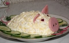 Салат «Свинка» с копченой курицей, морковью и огурцами