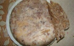 Сальтисон из свиной головы с чесноком в марле