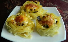 Макаронные гнезда с фаршем и грибами в духовке