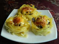 Макаронные гнезда с фаршем и грибами в духовке