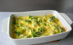 Запеканка из брокколи с сыром, яйцами и сливками