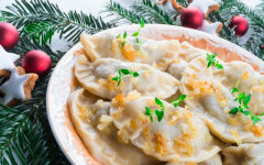 Вареники с жареной капустой, морковью и луком