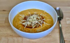 Сливочный суп-пюре с курицей, тыквой и сыром