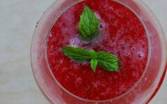 Полезный морс из брусники со свеклой