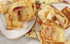 Закрытая мини-пицца на кефире с колбасой и сыром