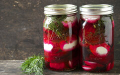 Целый маринованный чеснок со свеклой