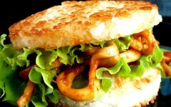 Рисовый бургер с кальмарами и соусом терияки