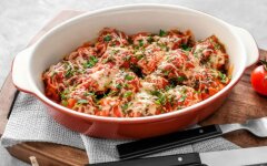Филе индейки по-французски с помидорами и сыром