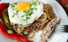 Бифштекс с яйцом и зеленым луком по-гольштейнски