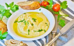 Хумус с чесноком и лимонным соком