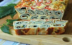Блинная запеканка с крапивой и брынзой
