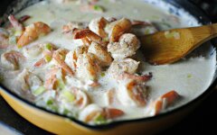 Креветки с голубым сыром в сливочном соусе