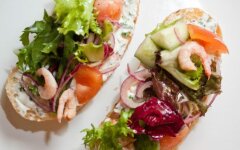 Брускетта с креветками и чесноком