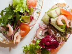 Брускетта с креветками и чесноком