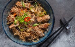 Лапша вок со свининой в соевом соусе