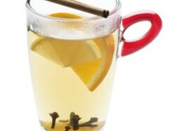 Глинтвейн из белого сухого вина с ромом и изюмом