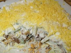 Салат с курицей, шампиньонами и свежими огурцами