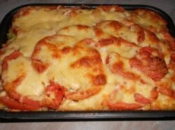 Пикантные макароны с копченой колбасой в духовке