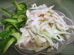 Диетический салат из кальмаров со сметаной