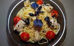 Спагетти с курицей, помидорами черри и базиликом