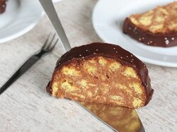 Шоколадный рулет в глазури с ромом