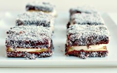 Шоколадно-кокосовые сэндвичи с белым кремом