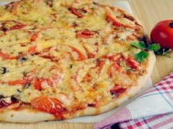 Пицца с шампиньонами и куриным фаршем