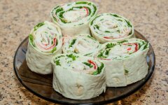 Закуска из тонкого лаваша с крабовой начинкой