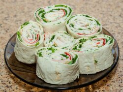 Закуска из тонкого лаваша с крабовой начинкой