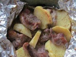 Запеченный картофель со свининой в фольге