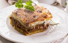 Мусака из картофеля и фарша с соусом Бешамель