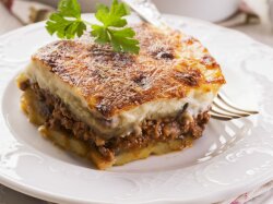 Мусака из картофеля и фарша с соусом Бешамель