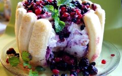 Десерт «Ягодная бомба» с савоярди