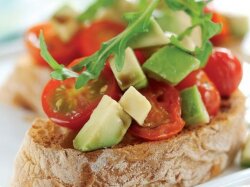 Хрустящие брускетты с помидорами и авокадо